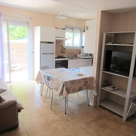 Maison 6 Pers Proche Avec Terrasse Et Parking - Fr-1-781-97 *